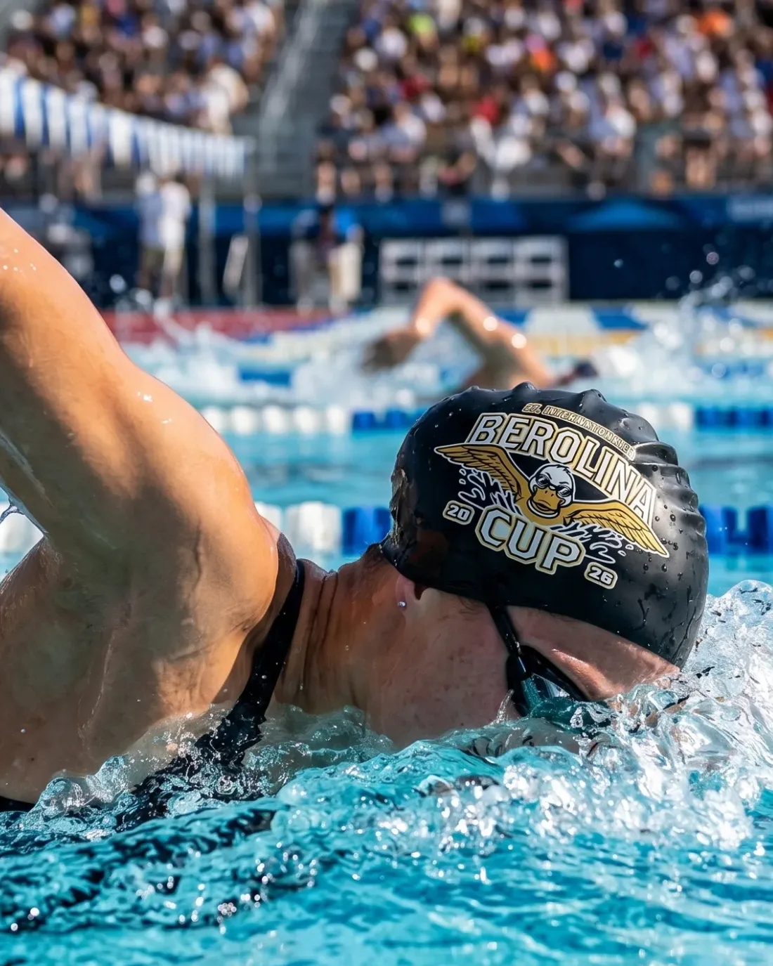 Schwimmer mit bedruckter Vereinskappe